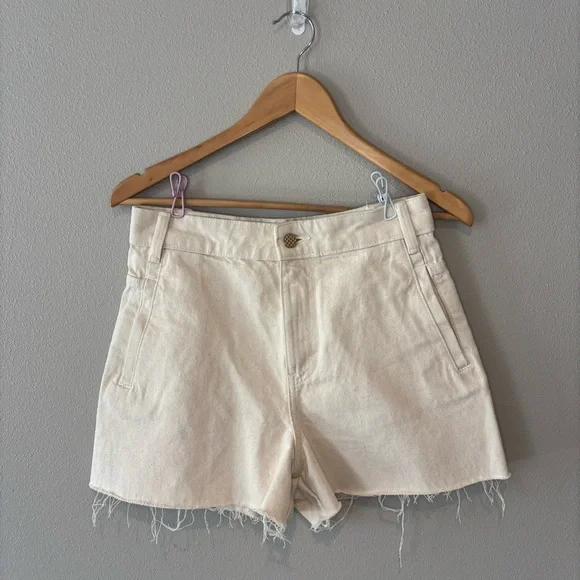 ZARA Cream Off White Cut Off High Waist Shorts with Adorable Button NWOT Size 6 - Picture 1 of 16